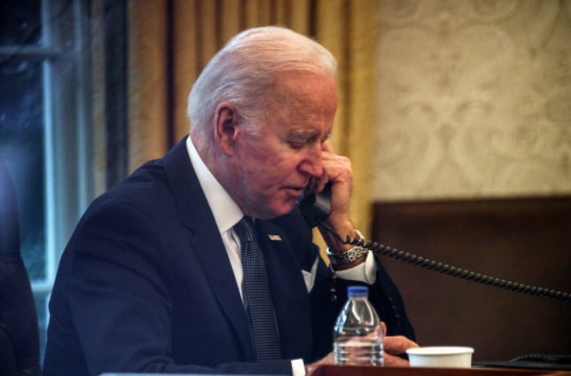 Conflit en Ukraine : Le président Zelensky va parler à Joe Biden "dans les heures qui viennent"